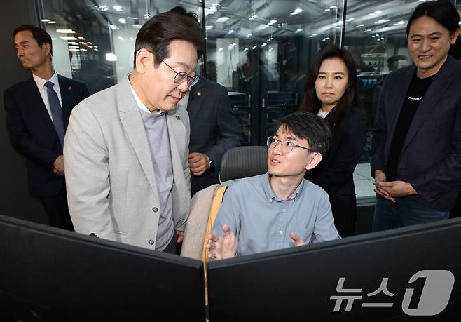 이재명 더불어민주당 대선 예비후보가 14일 서울 강남구 퓨리오사AI에서 한 직원의 설명을 듣고 있다. 2025.4.14/뉴스1 ⓒ News1 국회사진취재단