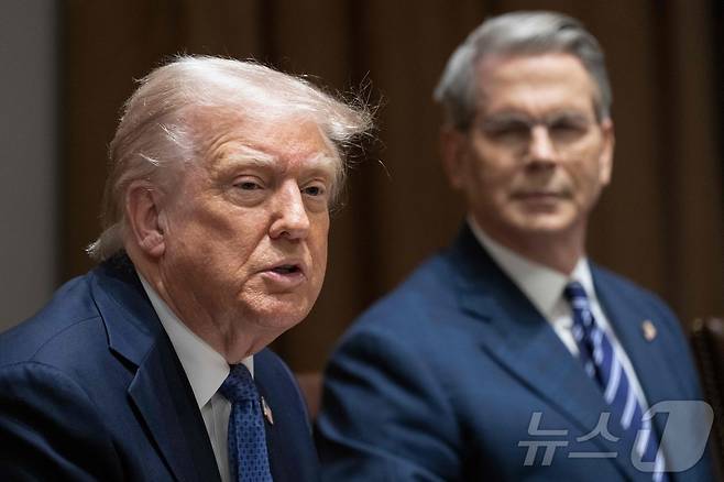 도널드 트럼프 미국 대통령과 스콧 베센트 재무 장관이 24일(현지시간) 워싱턴 백악관에서 요나스 가르 스퇴르 노르웨이 총리와 확대 정상회담을 하고 있다. 2025.04.25 ⓒ AFP=뉴스1 ⓒ News1 우동명 기자