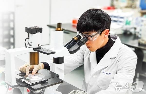 알테오젠 연구진이 연구를 하고 있다.(알테오젠 제공)/뉴스1