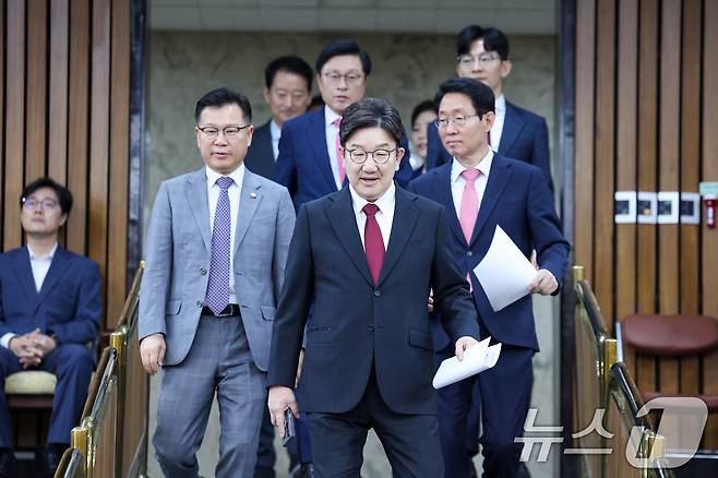 권성동 국민의힘 원내대표(가운데), 김상훈 정책위의장(오른쪽), 이양수 사무총장이 25일 오전 서울 여의도 국회에서 열린 원내대책회의에 입장하고 있다. 2025.4.25/뉴스1 ⓒ News1 안은나 기자