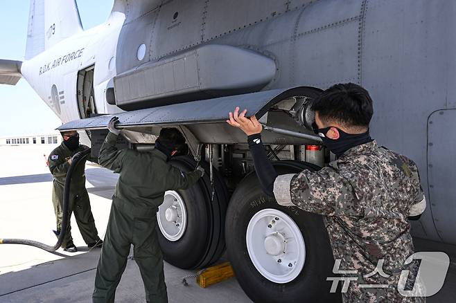 공군은 지난 21일부터 UAE 알 다프라 공군기지에서 열리는 '2025 데저트 플래그'에 참가해 화물 투하, 비포장 활주로 착륙 훈련을 실시하고 있다고 25일 밝혔다. 정비요원들이 훈련에 앞서 C-130H 수송기를 정비하고 있다. (공군 제공. 재판매 및 DB 금지) 2025.4.25/뉴스1