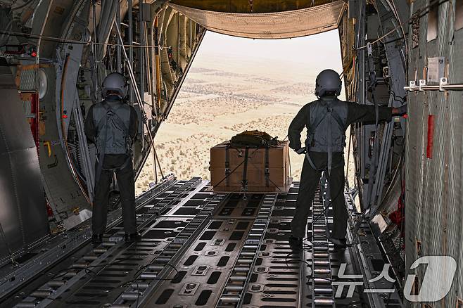 공군은 지난 21일부터 UAE 알 다프라 공군기지에서 열리는 '2025 데저트 플래그'에 참가해 화물 투하, 비포장 활주로 착륙 훈련을 실시하고 있다고 25일 밝혔다. 화물의장사들이 C-130H 수송기 안에서 지상 목표 지점을 향해 화물을 투하하고 있다. (공군 제공. 재판매 및 DB 금지) 2025.4.25/뉴스1