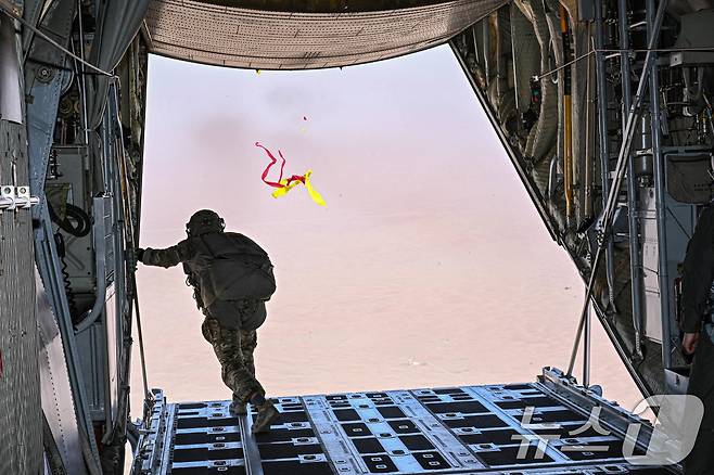 공군은 지난 21일부터 UAE 알 다프라 공군기지에서 열리는 '2025 데저트 플래그'에 참가해 화물 투하, 비포장 활주로 착륙 훈련을 실시하고 있다고 25일 밝혔다. 공군 항공특수통제사(CCT)와 아크부대 고공팀이 C-130H 수송기에서 고공강하를 하고 있다. (공군 제공. 재판매 및 DB 금지) 2025.4.25/뉴스1