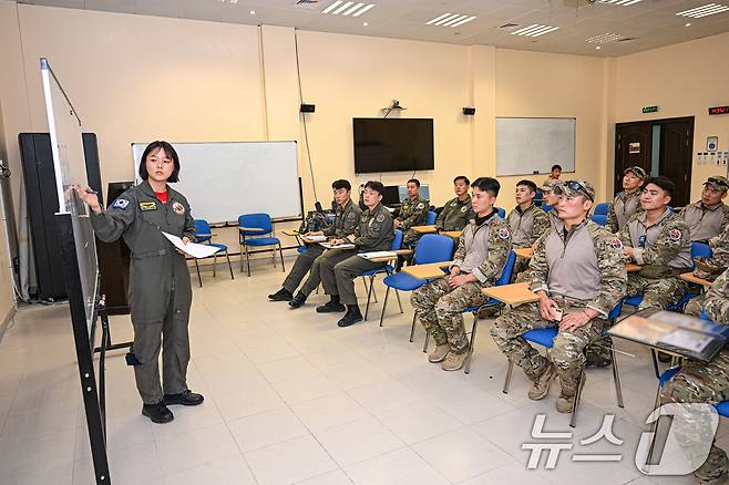 공군은 지난 21일부터 UAE 알 다프라 공군기지에서 열리는 '2025 데저트 플래그'에 참가해 화물 투하, 비포장 활주로 착륙 훈련을 실시하고 있다고 25일 밝혔다. 공군 조종사와 아크부대 고공팀이 합동고공강하 훈련을 앞두고 브리핑하고 있다. (공군 제공. 재판매 및 DB 금지) 2025.4.25/뉴스1