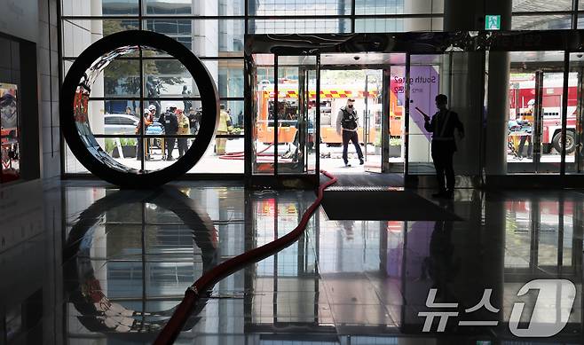 25일 서울 강남구 코엑스에 입점한 식당에서 화재가 발생해 소방대원들이 현장을 살피고 있다. 2025.4.25/뉴스1 ⓒ News1 권현진 기자