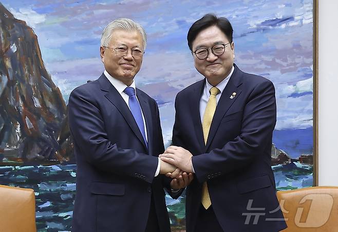 우원식 국회의장이 25일 오후 서울 여의도 국회 의장실에서 4·27 판문점선언 7주년 기념식 참석차 국회를 방문한 문재인 전 대통령과 기념 촬영을 하고 있다. 2025.4.25/뉴스1 ⓒ News1 국회사진취재단