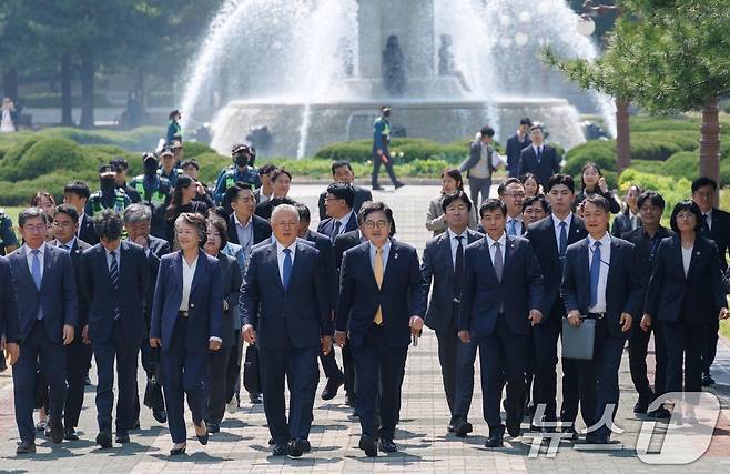 문재인 전 대통령과 김정숙 여사, 우원식 국회의장이 25일 오후 서울 여의도 국회에서 4·27 판문점선언 7주년 기념식에 참석하기 위해 도서관으로 향하고 있다. (공동취재) 2025.4.25/뉴스1 ⓒ News1 안은나 기자