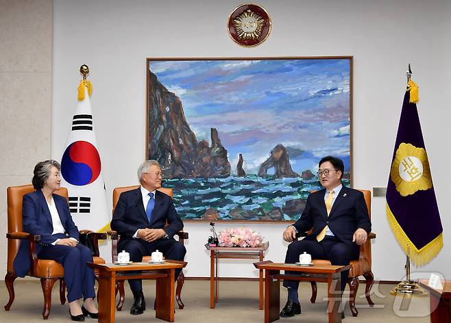 4·27 판문점선언 7주년 기념식 참석차 국회를 방문한 문재인 전 대통령이 25일 오후 서울 여의도 국회에서 우원식 국회의장과 면담을 하고 있다. 2025.4.25/뉴스1 ⓒ News1 국회사진취재단