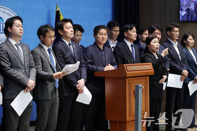 더불어민주당 전 정권 정치탄압대책위원회 김영배 간사를 비롯한 의원들이 24일 오후 서울 여의도 국회 소통관에서 검찰의 문재인 전 대통령 기소 관련 기자회견을 하고 있다. 2025.4.24/뉴스1 ⓒ News1 이광호 기자