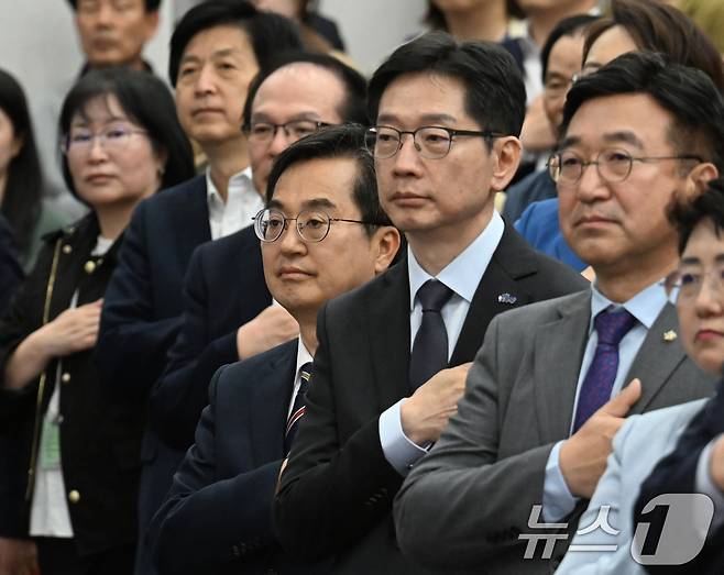 김동연, 김경수 더불어민주당 대선 경선 후보가 25일 서울 여의도 국회도서관에서 열린 4·27 판문점선언 7주년 기념식에 참석해 국민의례를 하고 있다. (공동취재) 2025.4.25/뉴스1 ⓒ News1 안은나 기자