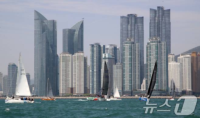 25일 부산 수영만 해상에서 열린 '2025 부산슈퍼컵 국제요트대회'에 참가한 요트들이 물살을 가르며 질주하고 있다. 2025.4.25/뉴스1 ⓒ News1 윤일지 기자