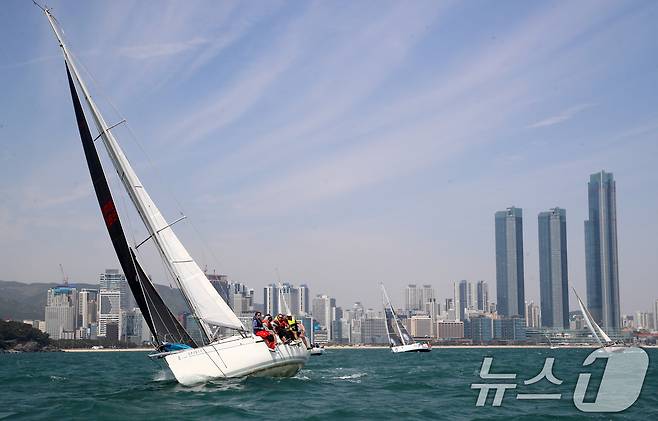 25일 부산 수영만 해상에서 열린 '2025 부산슈퍼컵 국제요트대회'에 참가한 요트들이 물살을 가르며 질주하고 있다.  2025.4.25/뉴스1 ⓒ News1 윤일지 기자