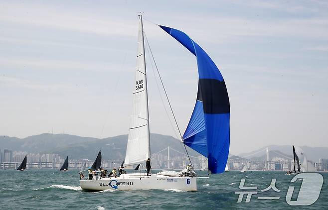 25일 부산 수영만 해상에서 열린 '2025 부산슈퍼컵 국제요트대회'에 참가한 요트들이 물살을 가르며 질주하고 있다. 2025.4.25/뉴스1 ⓒ News1 윤일지 기자