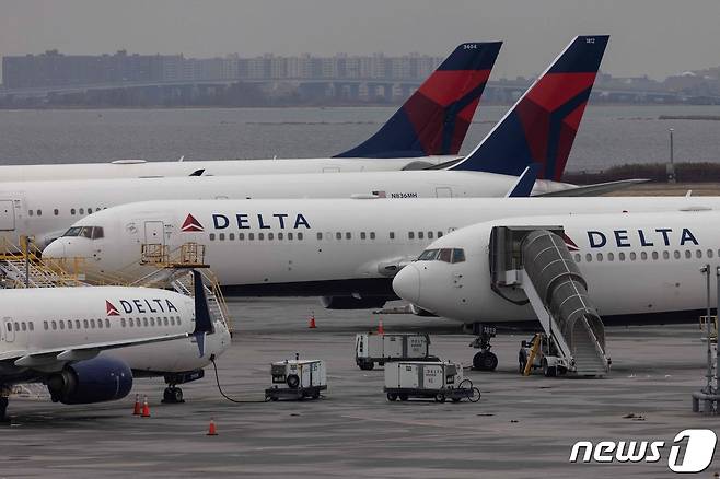 지난 4월 미국 뉴욕 존 F.케네디 국제공항에 델타항공 여객기가 활주로에서 대기 중이다. 2023.4.13. ⓒ AFP=뉴스1 ⓒ News1 김성식 기자