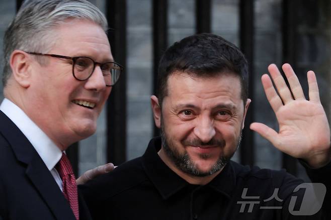 볼로디미르 젤렌스키 우크라이나 대통령이 1일(현지시간) 런던 다우닝가 10번지에 도착해 키어 스타머 영국 총리와 취재진을 만나고 있다. 2025.03,02 ⓒ 로이터=뉴스1 ⓒ News1 우동명 기자