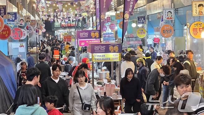 25일 구미 새마을 중앙시장에서 개장한 '달달한 낭만 야시장' 에 많은 방문객들이 몰려 인산인해를 이루고 있다. 야시장은 5월17일까지 매주 금·토요일 열리며 5월23~24일과 구미 아시아육상경기선수권대회 기간인 27~31일에는 인동시장에서 문을 연다 2025.4.25/뉴스1 ⓒ News1 정우용 기자