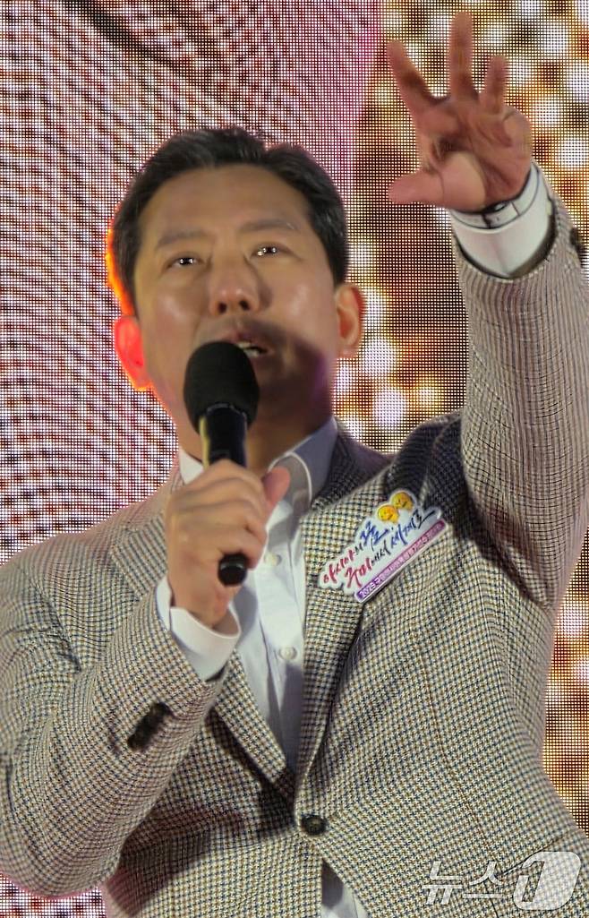 25일 구미 새마을 중앙시장에서 열린 '달달한 낭만 야시장' 개장식에서 김장호 구미시장이 인사말을 하고 있다. 2025.4.25/뉴스1 ⓒ News1 정우용 기자