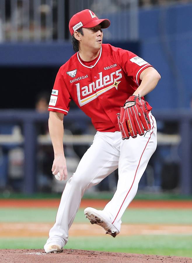 SSG 문승원이 24일 수원 KT전에서 ‘신장결석’석‘ 통증에도 투혼의 투구를 펼쳤다. 사진 | SSG 랜더스