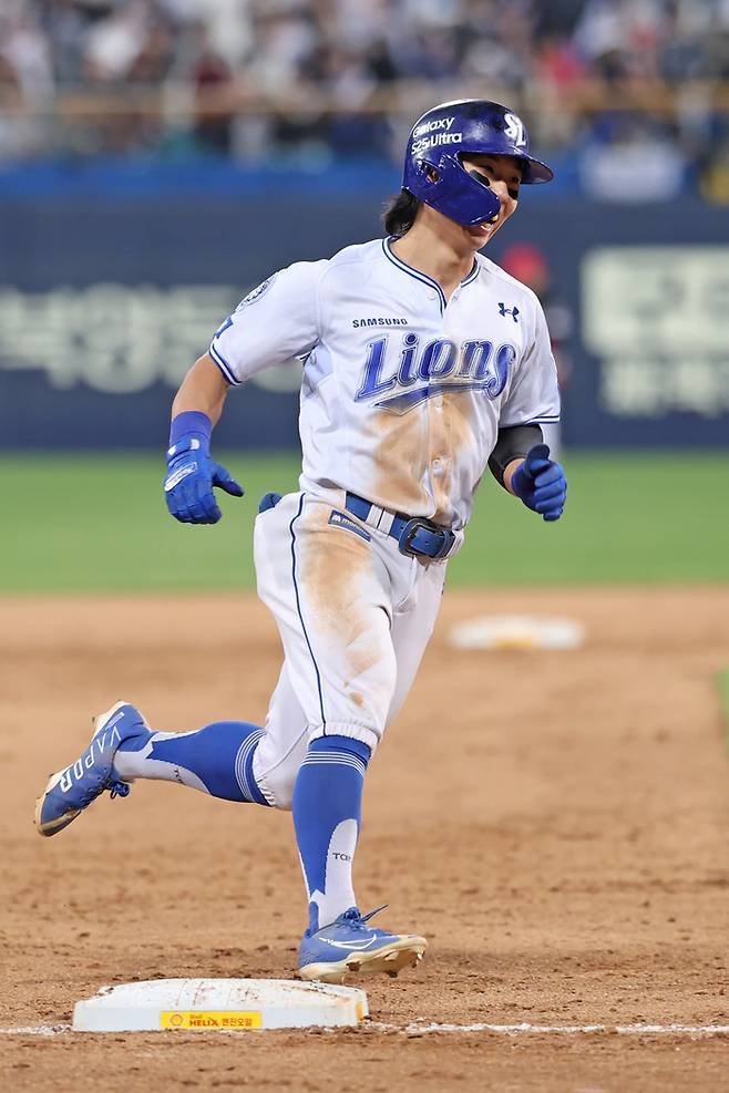삼성 김성윤이 24일 대구삼성라이온즈파크에서 열린 2025 KBO리그 KIA전에서 5회말 솔로포를 때린 후 베이스를 돌고 있다. 사진 | 삼성 라이온즈