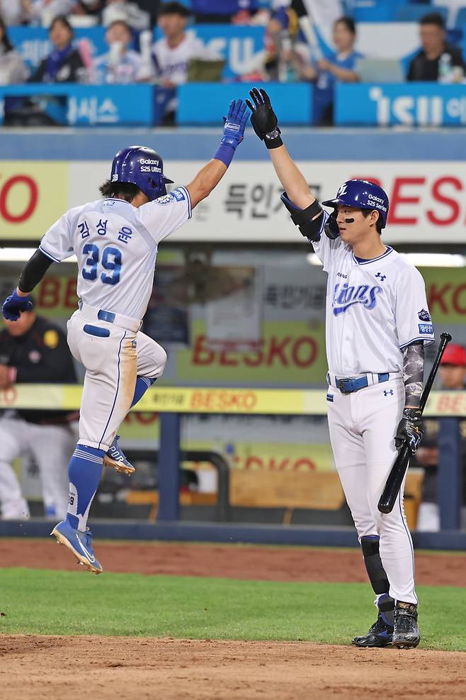 삼성 김성윤(왼쪽)이 24일 대구삼성라이온즈파크에서 열린 2025 KBO리그 KIA전에서 5회말 솔로포를 때린 후 구자욱과 하이파이브를 하고 있다. 사진 | 삼성 라이온즈