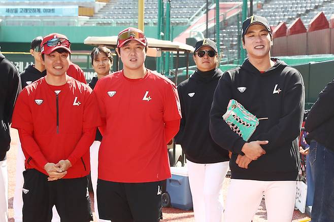 SSG 외국인 타자 맥브룸이 25일 인천SSG랜더스필드에서 선수단 상견례를 진행한 가운데 김성현과 최정, 김광현(앞줄 왼쪽부터)이 소개를 듣고 있다. 사진 | SSG 랜더스