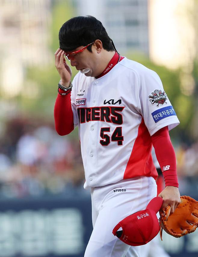 KIA 선발 양현종이 25일 광주-기아 챔피언스 필드에서 열린 2025 KBO리그 LG전에서 1회초 수비를 마친 후 더그아웃으로 돌아가고 있다. 사진 | 광주=연합뉴스