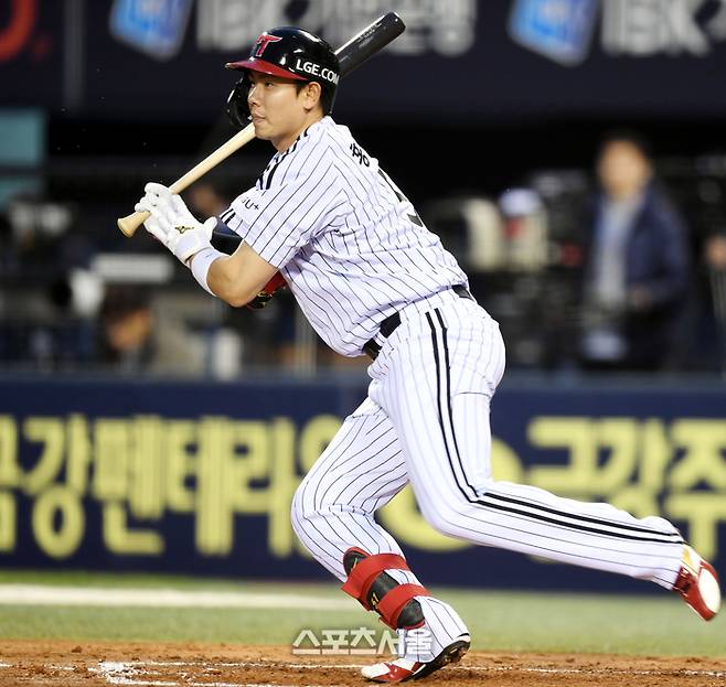 LG 홍창기가 16일 잠실구장에서 열린 2025 KBO리그 삼성과 경기에서 타격하고 있다. 잠실 | 최승섭기자 thunder@sportsseoul.com