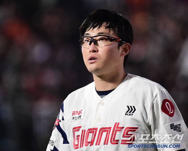 24일 부산 사직야구장에서 열린 롯데와 한화의 경기. 6회 투구를 마치고 마운드를 내려오는 롯데 선발 박세웅. 부산=송정헌 기자songs@sportschosun.com/2025.04.24/