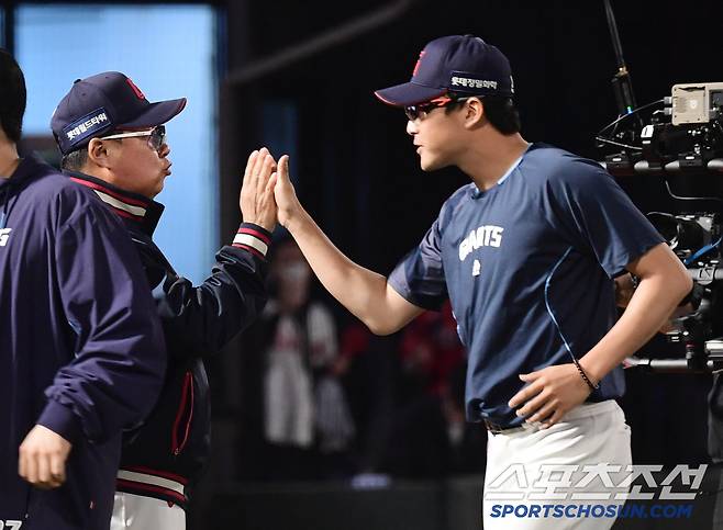 24일 부산 사직야구장에서 열린 롯데와 한화의 경기. 롯데가 한화에 승리했다. 경기 종료 후 승리의 기쁨을 나누고 있는 롯데 선수들. 부산=송정헌 기자songs@sportschosun.com/2025.04.24/
