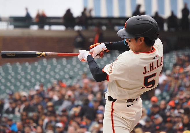 이정후가 1회말 2사 1루서 우측으로 적시 2루타를 날리고 있다. Imagn Images연합뉴스