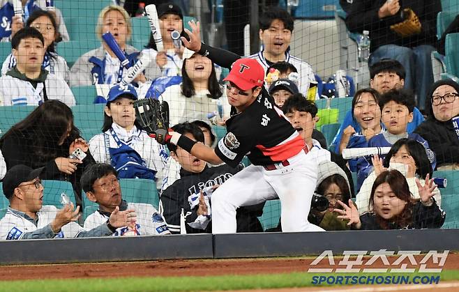 타구를 잡기 위해 전력으로 달려온 박찬호 안전망에 떨어지자 삼성 팬들은 양손을 뻗어 선수를 보호했다.