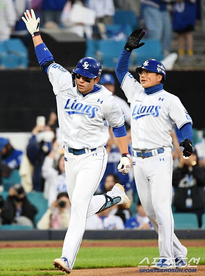 2회 박병호 볼넷 출루 이후 투런포를 터뜨렸던 김영웅이 환호하고 있다.