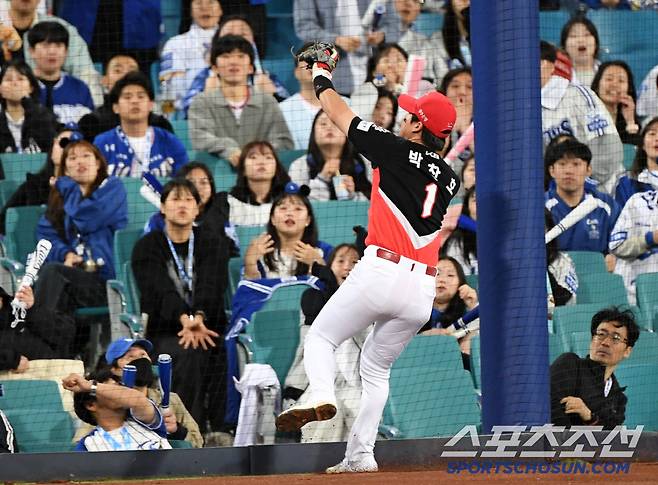 빗맞은 타구는 잡았지만 안전망과 충돌을 앞둔 박찬호는 급히 몸을 틀었다.
