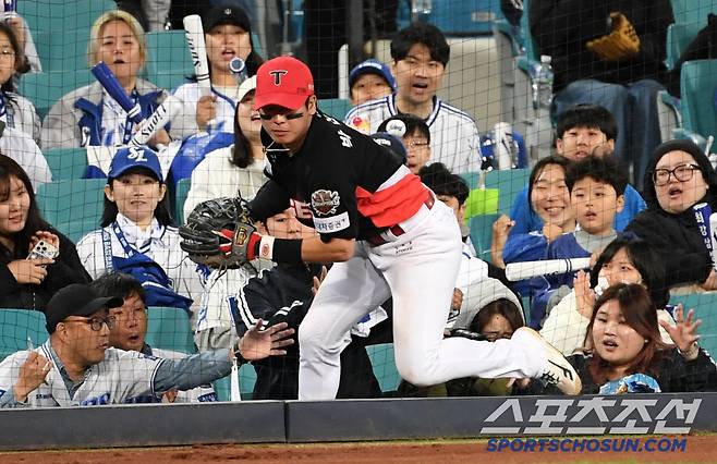충격을 흡수한 안전망과 삼성 팬들의 따뜻한 배려 덕분에 부상을 피한 유격수 박찬호,