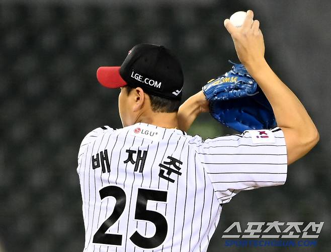 24일 잠실야구장에서 열린 NC와 LG의 경기, 8회초 LG 배재준이 역투하고 있다. 잠실=허상욱 기자wook@sportschosun.com/2025.04.24/