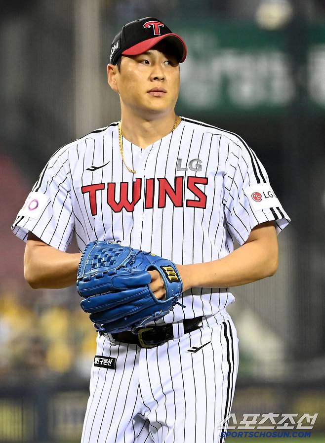 24일 잠실야구장에서 열린 NC와 LG의 경기, 7회초 위기를 넘긴 LG 배재준이 더그아웃으로 향하고 있다. 잠실=허상욱 기자wook@sportschosun.com/2025.04.24/