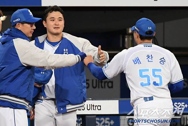 겁 없이 싸워 삼진 2개로 위기를 막아낸 배찬승을 최원태가 반기고 있다.