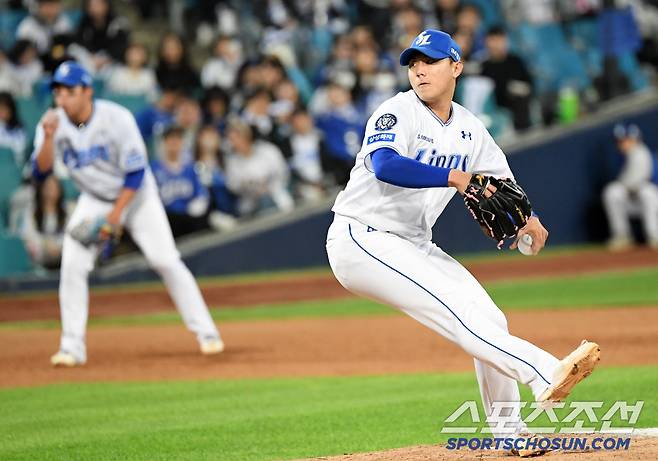 고졸 루키 배찬승은 위기의 순간 스크라이크존 한복판 153km 직구를 꽂아 넣으며 시작했다.