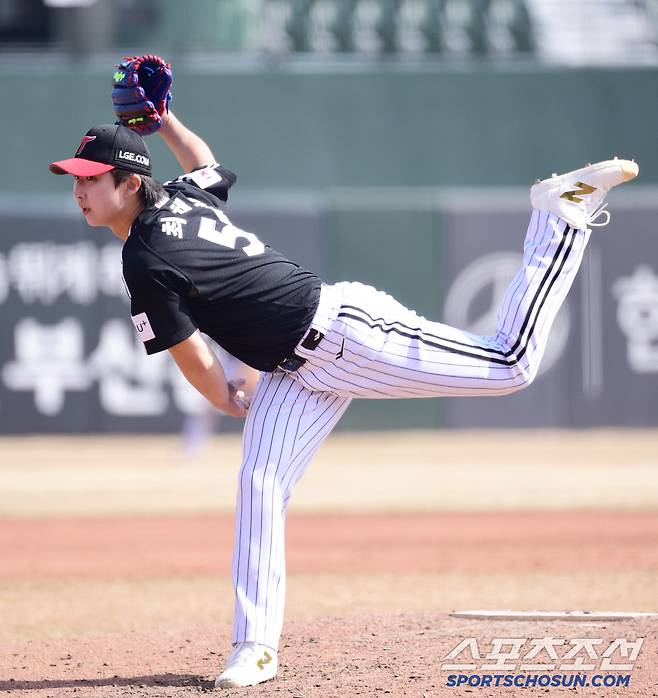 11일 부산 사직구장에서 열린 KBO리그 시범경기 롯데와 LG의 경기. 투구하고 있는 LG 최채흥. 부산=송정헌 기자songs@sportschosun.com/2025.03.11/