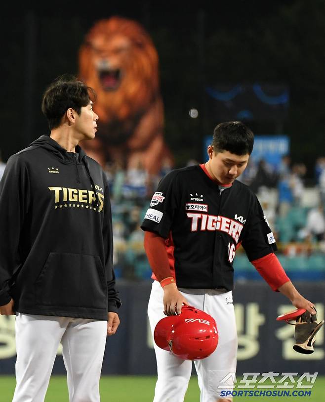 6회 치명적인 수비 실책으로 대량 실점을 허용한 중견수 최원준이 고개를 떨군 채 경기장을 빠져나갔다.