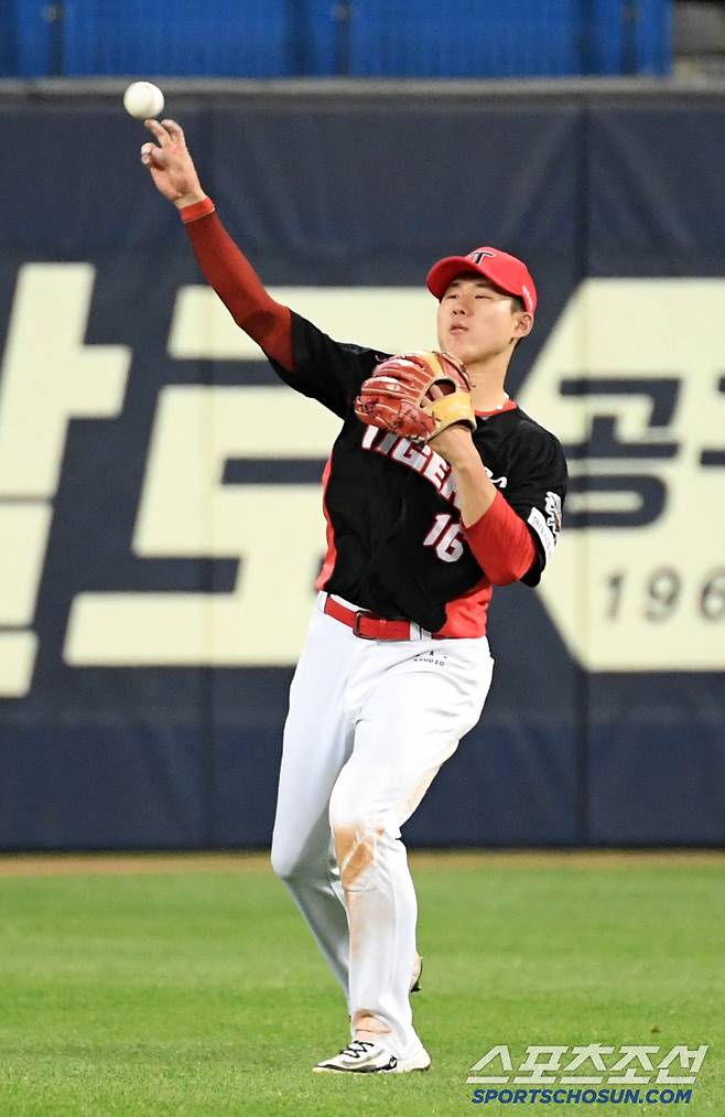 뒤로 빠뜨린 타구를 다시 잡아 송구했지만 루상에 있던 주자와 김지찬은 이미 홈을 밟은 상태였다.