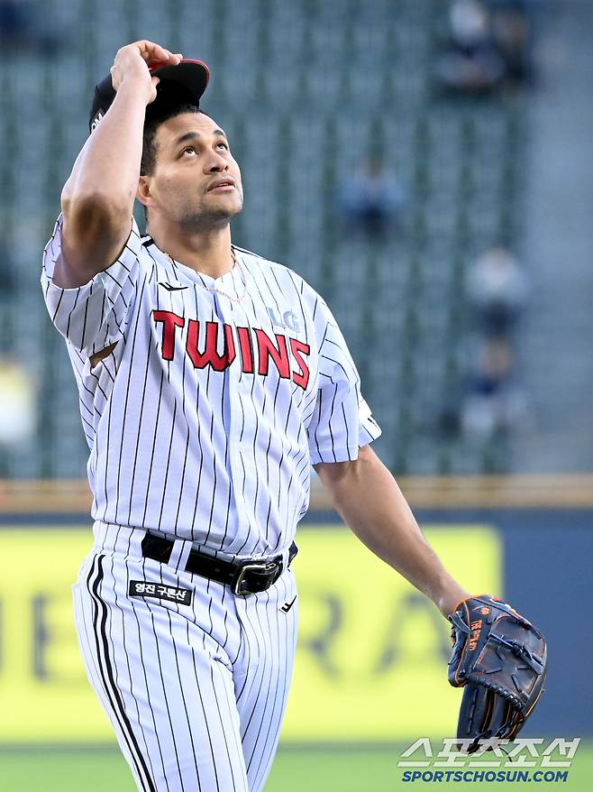 24일 잠실야구장에서 열린 NC와 LG의 경기, 1회초 1사 만루의 위기를 넘긴 LG 치리노스가 기뻐하고 있다. 잠실=허상욱 기자wook@sportschosun.com/2025.04.24/