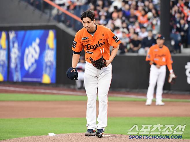 25일 대전 한화생명볼파크에서 열린 한화와 KT의 경기. 1회초 투구에 앞서 KT 팬들에게 인사를 하고 있는 한화 선발 엄상백. 대전=송정헌 기자songs@sportschosun.com/2025.04.25/