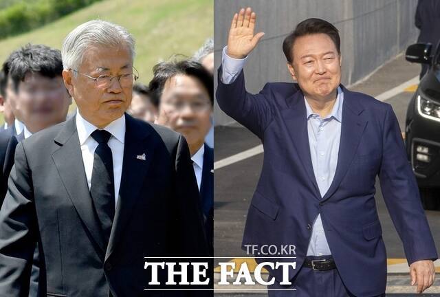 문재인 전 대통령이 뇌물수수 혐의로 불구속 기소돼 서울중앙지법에서 재판을 받게 됐다. 내란 우두머리 혐의로 기소된 윤석열 전 대통령도 재판을 받게 된 데 이어 전직 대통령의 재판이 연이어 서울중앙지법에서 열리게 되는 상황이 벌어졌다. /더팩트 DB