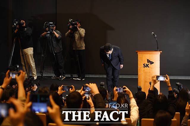 유영상 SK텔레콤 대표이사가 25일 오전 서울 중구 SKT타워에서 SK텔레콤 이용자 유심(USIM) 정보가 해커 공격으로 유출된 것과 관련해 고개숙여 사과하고 있다. /장윤석 기자