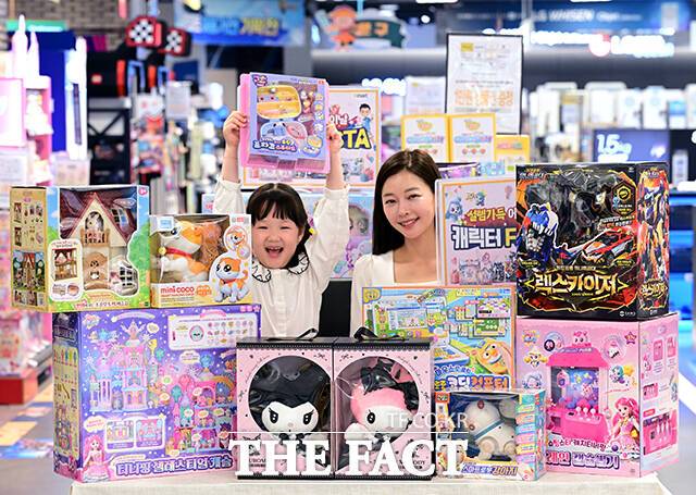 이마트의 모델들이 25일 오전 서울 용산구 이마트 용산점에서 '어린이날 완구 할인' 행사를 알리고 있다. /남윤호 기자