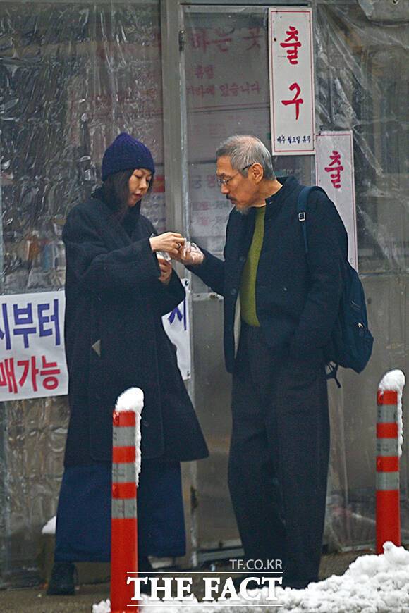 25일 온라인 커뮤니티를 통해 배우 김민희(왼쪽)와 영화감독 홍상수가 아들을 데리고 공원 산책하고 있는 모습이 공개됐다. 사진은 지난해 11월 경기 남양주시 인근에서 설경을 즐기고 도넛을 사 먹으며 데이트를 하고 있는 모습. /남윤호 기자