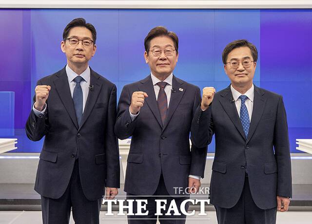김경수, 이재명, 김동연 더불어민주당 경선 후보(왼쪽부터)가 25일 오후 서울 중구 TV조선 스튜디오에서 열린 더불어민주당 제21대 대통령 선거 경선 후보자 TV 토론회에 앞서 기념촬영을 하고 있다. /국회사진취재단