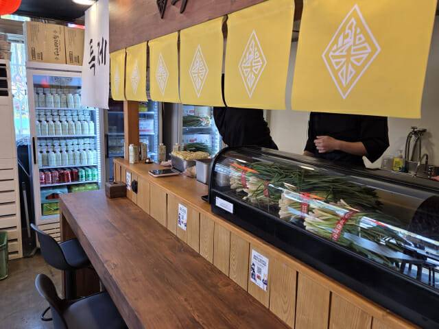 신선한 재료로 라멘을 준비하는 셰프들.