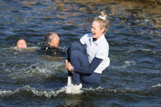 넬리 코다가 작년 셰브론 챔피언십에서 우승한 뒤 호수로 뛰어드는 세리머니를 펼치고 있다. AFP연합뉴스